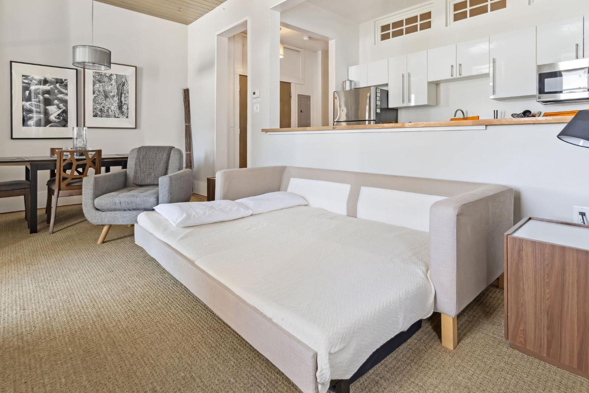The Haus On Mirror 4*